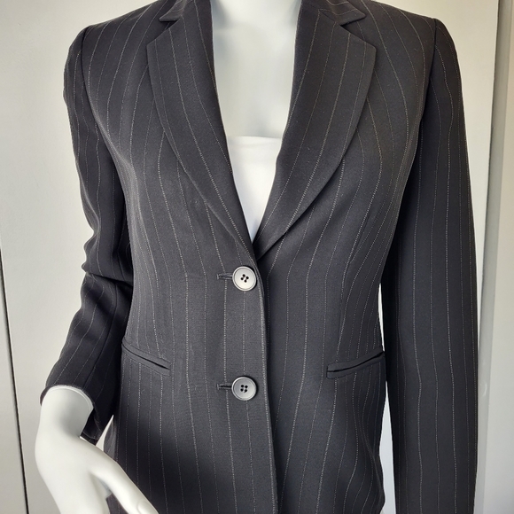 Anne Taylor Loft petite black+white pinstripe waist length blazer Size 0 - Picture 4 of 15